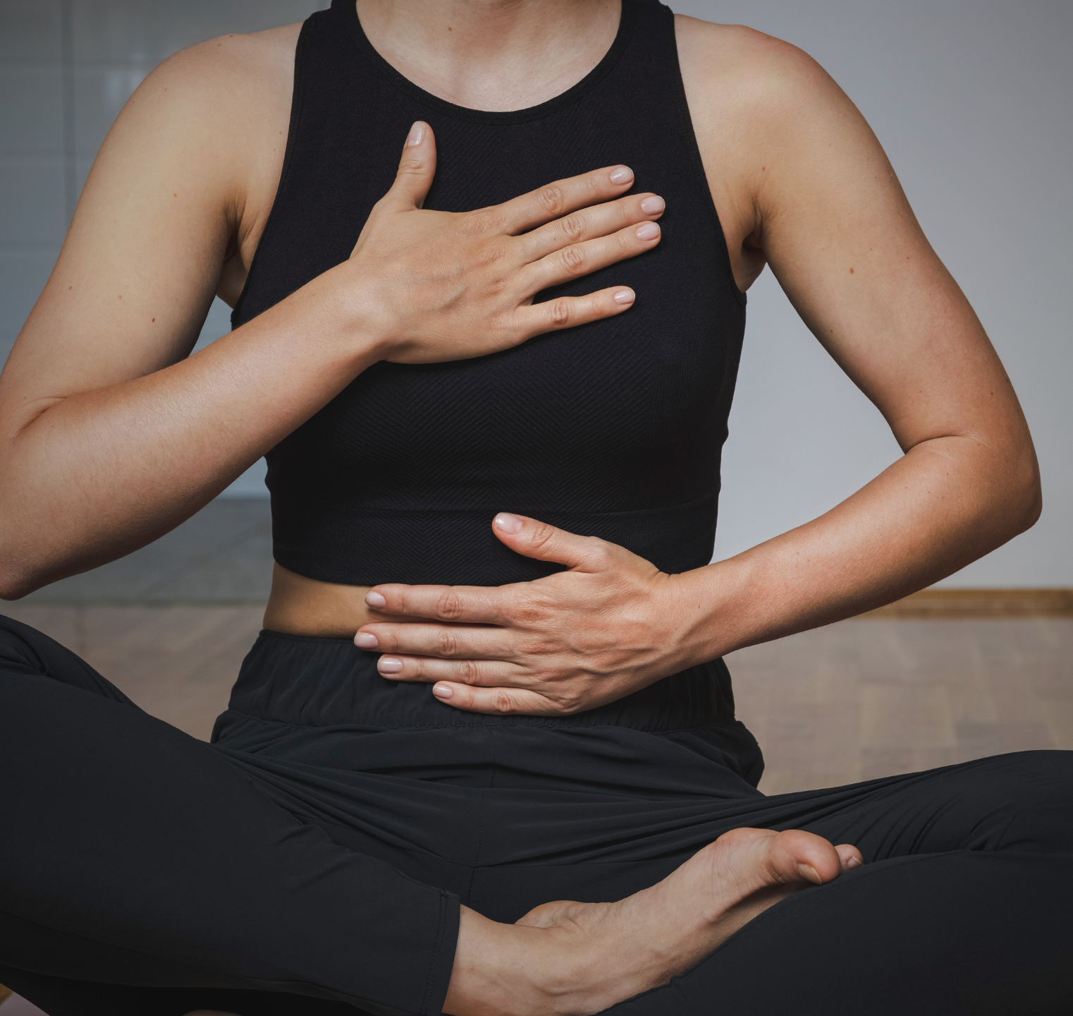 Une main posée sur la poitrine et l'autre sur le ventre, pour sentir sa respiration